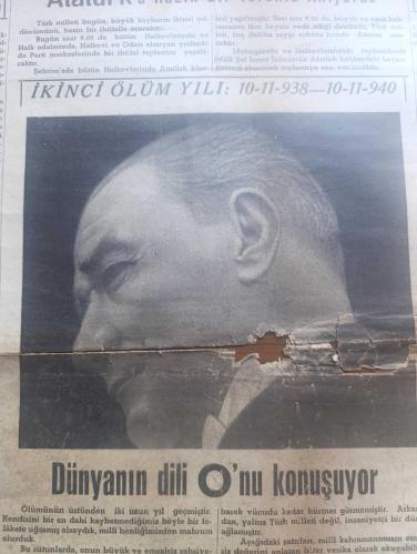 Halk Gazetesi - Turkish Newspaper - 10 İkinciteşrin (Kasım) 1940 - Atatürk'ün İkinci Ölüm Yılı 10 Kasım 1938 10 Kasım 1940 fotoğraf - büyük Türk milletine yazan Reisicumhur İsmet İnönü - Aşık Ömer'in Atatürk'e ağıtı - Atatürk'ü hazin bir törenle anıyoruz - Türk milleti bugün büyük kaybının 2. yıldönümünü hazin bir ihtifalle açacaktır - bugün saat 9.05'te bütün halkevlerinde ve halk odalarında Halkevi  ve halk odası olmayan yerlerde parti merkezlerinde de bir ihtifal toplantısı yapılacaktır - Atatürk köşesi - mekteplerde ve halkevlerindeki toplantılarda Milli Şef İsmet İnönü'nün Atatürk hakkındaki beyannamesi okunarak toplantıya son verilecektir - dünyanın dili Atatürk'ü konuşuyor - İngiliz görüşü Kemal Atatürk'ün yeni Türkiye'nin kurucusu ve yapıcısı olan o meşhur Mustafa Kemal Paşa'nın şahsında büyük asker büyük devlet adamı ve büyük şef ölmüştür - Fransız görüşü ölüm mağlubiyeti nedir bilmeyen bu adamı Atatürk'ün mağlup etmiştir fakat onun muazzam eseri bakidir - 10 Kasım 1938