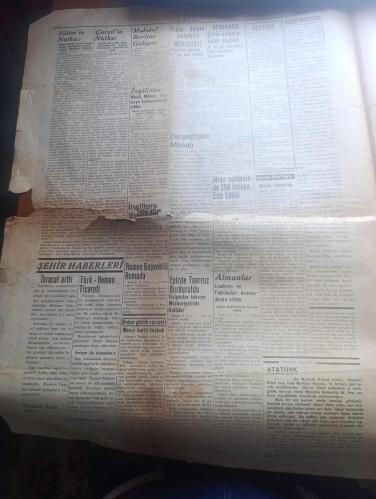 Halk Gazetesi - Turkish Newspaper - 10 İkinciteşrin (Kasım) 1940 - Atatürk'ün İkinci Ölüm Yılı 10 Kasım 1938 10 Kasım 1940 fotoğraf - büyük Türk milletine yazan Reisicumhur İsmet İnönü - Aşık Ömer'in Atatürk'e ağıtı - Atatürk'ü hazin bir törenle anıyoruz - Türk milleti bugün büyük kaybının 2. yıldönümünü hazin bir ihtifalle açacaktır - bugün saat 9.05'te bütün halkevlerinde ve halk odalarında Halkevi  ve halk odası olmayan yerlerde parti merkezlerinde de bir ihtifal toplantısı yapılacaktır - Atatürk köşesi - mekteplerde ve halkevlerindeki toplantılarda Milli Şef İsmet İnönü'nün Atatürk hakkındaki beyannamesi okunarak toplantıya son verilecektir - dünyanın dili Atatürk'ü konuşuyor - İngiliz görüşü Kemal Atatürk'ün yeni Türkiye'nin kurucusu ve yapıcısı olan o meşhur Mustafa Kemal Paşa'nın şahsında büyük asker büyük devlet adamı ve büyük şef ölmüştür - Fransız görüşü ölüm mağlubiyeti nedir bilmeyen bu adamı Atatürk'ün mağlup etmiştir fakat onun muazzam eseri bakidir - 10 Kasım 1938