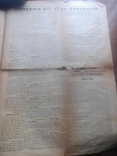 Halk Gazetesi - Turkish Newspaper - 10 İkinciteşrin (Kasım) 1940 - Atatürk'ün İkinci Ölüm Yılı 10 Kasım 1938 10 Kasım 1940 fotoğraf - büyük Türk milletine yazan Reisicumhur İsmet İnönü - Aşık Ömer'in Atatürk'e ağıtı - Atatürk'ü hazin bir törenle anıyoruz - Türk milleti bugün büyük kaybının 2. yıldönümünü hazin bir ihtifalle açacaktır - bugün saat 9.05'te bütün halkevlerinde ve halk odalarında Halkevi  ve halk odası olmayan yerlerde parti merkezlerinde de bir ihtifal toplantısı yapılacaktır - Atatürk köşesi - mekteplerde ve halkevlerindeki toplantılarda Milli Şef İsmet İnönü'nün Atatürk hakkındaki beyannamesi okunarak toplantıya son verilecektir - dünyanın dili Atatürk'ü konuşuyor - İngiliz görüşü Kemal Atatürk'ün yeni Türkiye'nin kurucusu ve yapıcısı olan o meşhur Mustafa Kemal Paşa'nın şahsında büyük asker büyük devlet adamı ve büyük şef ölmüştür - Fransız görüşü ölüm mağlubiyeti nedir bilmeyen bu adamı Atatürk'ün mağlup etmiştir fakat onun muazzam eseri bakidir - 10 Kasım 1938