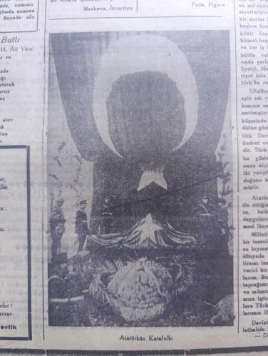Bursa Gazetesi - Turkish Newspaper - 11 Kasım 1949 - Atatürk'ün manevi huzurunda hürmet minnet ve şükranla eğiliyoruz yazan Musa Ataş - Ebedi Şef Atatürk'ün hayata gözlerini kapayışının 11 ci yıldönümünü hazin bir törenle dün andık - Gazi Mustafa Kemal Atatürk'ün portresi - O ölmedi şiiri yazan Neyzen Tevfik  Beyoğlu 1938 - devletimizin banisi ve milletimizin fedakar ve sadık hadimi  insanlık idealinin aşık ve mümtaz siması eşsiz kahraman Atatürk vatan sana minnettardır yazan İsmet İnönü - Atatürk'ün katafalkı fotoğraf - Atatürk bir milleti kaç yılda asrileştirmek mucizesini yaratmıştır Paris Temps - Atatürk devrimizin en büyük adamlarından biridir şahsında en yüksek şövalye ve büyük adam meziyetlerini taşıyordu Belgrad başvekil Styadinoviç - Çelik mevsimi gözlerini şarkın güzel aydınlığına yummuş olan tabiatın ne kadar üstünde bir adamdı Paris Figaro - Güneş battı şiiri yazan Hasan Ali Yücel - milli şefimiz İsmet İnönü'nün beyannamesi - Atatürk ihtifalleri - 10 Kasım 1938