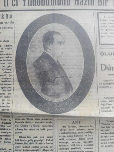 Bursa Gazetesi - Turkish Newspaper - 11 Kasım 1949 - Atatürk'ün manevi huzurunda hürmet minnet ve şükranla eğiliyoruz yazan Musa Ataş - Ebedi Şef Atatürk'ün hayata gözlerini kapayışının 11 ci yıldönümünü hazin bir törenle dün andık - Gazi Mustafa Kemal Atatürk'ün portresi - O ölmedi şiiri yazan Neyzen Tevfik  Beyoğlu 1938 - devletimizin banisi ve milletimizin fedakar ve sadık hadimi  insanlık idealinin aşık ve mümtaz siması eşsiz kahraman Atatürk vatan sana minnettardır yazan İsmet İnönü - Atatürk'ün katafalkı fotoğraf - Atatürk bir milleti kaç yılda asrileştirmek mucizesini yaratmıştır Paris Temps - Atatürk devrimizin en büyük adamlarından biridir şahsında en yüksek şövalye ve büyük adam meziyetlerini taşıyordu Belgrad başvekil Styadinoviç - Çelik mevsimi gözlerini şarkın güzel aydınlığına yummuş olan tabiatın ne kadar üstünde bir adamdı Paris Figaro - Güneş battı şiiri yazan Hasan Ali Yücel - milli şefimiz İsmet İnönü'nün beyannamesi - Atatürk ihtifalleri - 10 Kasım 1938