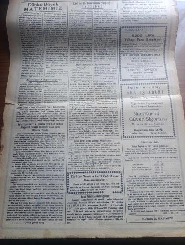 Bursa Gazetesi - Turkish Newspaper - 11 Kasım 1949 - Atatürk'ün manevi huzurunda hürmet minnet ve şükranla eğiliyoruz yazan Musa Ataş - Ebedi Şef Atatürk'ün hayata gözlerini kapayışının 11 ci yıldönümünü hazin bir törenle dün andık - Gazi Mustafa Kemal Atatürk'ün portresi - O ölmedi şiiri yazan Neyzen Tevfik  Beyoğlu 1938 - devletimizin banisi ve milletimizin fedakar ve sadık hadimi  insanlık idealinin aşık ve mümtaz siması eşsiz kahraman Atatürk vatan sana minnettardır yazan İsmet İnönü - Atatürk'ün katafalkı fotoğraf - Atatürk bir milleti kaç yılda asrileştirmek mucizesini yaratmıştır Paris Temps - Atatürk devrimizin en büyük adamlarından biridir şahsında en yüksek şövalye ve büyük adam meziyetlerini taşıyordu Belgrad başvekil Styadinoviç - Çelik mevsimi gözlerini şarkın güzel aydınlığına yummuş olan tabiatın ne kadar üstünde bir adamdı Paris Figaro - Güneş battı şiiri yazan Hasan Ali Yücel - milli şefimiz İsmet İnönü'nün beyannamesi - Atatürk ihtifalleri - 10 Kasım 1938