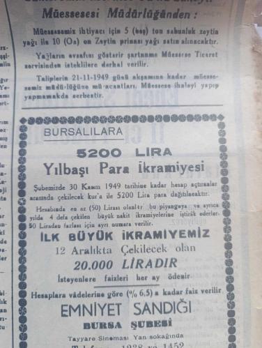 Bursa Gazetesi - Turkish Newspaper - 11 Kasım 1949 - Atatürk'ün manevi huzurunda hürmet minnet ve şükranla eğiliyoruz yazan Musa Ataş - Ebedi Şef Atatürk'ün hayata gözlerini kapayışının 11 ci yıldönümünü hazin bir törenle dün andık - Gazi Mustafa Kemal Atatürk'ün portresi - O ölmedi şiiri yazan Neyzen Tevfik  Beyoğlu 1938 - devletimizin banisi ve milletimizin fedakar ve sadık hadimi  insanlık idealinin aşık ve mümtaz siması eşsiz kahraman Atatürk vatan sana minnettardır yazan İsmet İnönü - Atatürk'ün katafalkı fotoğraf - Atatürk bir milleti kaç yılda asrileştirmek mucizesini yaratmıştır Paris Temps - Atatürk devrimizin en büyük adamlarından biridir şahsında en yüksek şövalye ve büyük adam meziyetlerini taşıyordu Belgrad başvekil Styadinoviç - Çelik mevsimi gözlerini şarkın güzel aydınlığına yummuş olan tabiatın ne kadar üstünde bir adamdı Paris Figaro - Güneş battı şiiri yazan Hasan Ali Yücel - milli şefimiz İsmet İnönü'nün beyannamesi - Atatürk ihtifalleri - 10 Kasım 1938