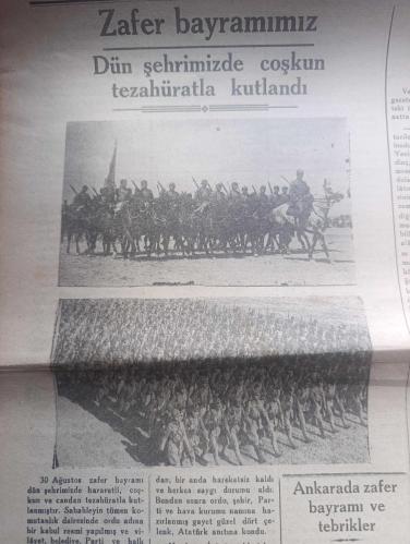 Bursa Gazetesi - Turkish Newspaper - 31 Ağustos 1939 - 30 Ağustos Zafer bayramımız dün Bursa'da Coşkun tezahüratla kutlandı fotoğraflar - sabahleyin tümen komutanlıklar dairesinde bir kabul resmi yapılmış ve vilayet belediye parti ve halk mümessillerinin  tebrikleri saat 9.00'dan 10.15'e kadar devam etmiştir - Cumhuriyet alanında ve Atatürk caddesi'nde kıtalar okullar teşekküller de yerlerini aldılar - Tuğgeneral Mümtaz Ulusoy beraberlerinde tümen kurmay Başkanı bay Nizamettin olduğu halde vilayete geldiler ve Vali Refik Koraltan'la halkı selamladılar - Bursa şehri adına bay Saim Altıok söylevine başladı - Ankara'da Zafer Bayramı ve Tebrikler - Ankara'da köylere varıncaya kadar bütün kasabalar şehirler bayraklarla donatıldı - Genelkurmay Başkanı Mareşal Fevzi Çakmak bugün öğle üzeri Reisicumhur İsmet inönü'yü ziyaretle ordunun tebrik ve tazimlerini arzetti - valimiz Refik Koraltan İznik'te - 30 Ağustos töreninde merinos fabrikasının sporcu işçileri büyük alkış aldı - 30 Ağustos 1922