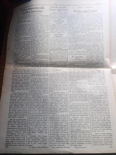 Bursa Gazetesi - Turkish Newspaper - 31 Ağustos 1939 - 30 Ağustos Zafer bayramımız dün Bursa'da Coşkun tezahüratla kutlandı fotoğraflar - sabahleyin tümen komutanlıklar dairesinde bir kabul resmi yapılmış ve vilayet belediye parti ve halk mümessillerinin  tebrikleri saat 9.00'dan 10.15'e kadar devam etmiştir - Cumhuriyet alanında ve Atatürk caddesi'nde kıtalar okullar teşekküller de yerlerini aldılar - Tuğgeneral Mümtaz Ulusoy beraberlerinde tümen kurmay Başkanı bay Nizamettin olduğu halde vilayete geldiler ve Vali Refik Koraltan'la halkı selamladılar - Bursa şehri adına bay Saim Altıok söylevine başladı - Ankara'da Zafer Bayramı ve Tebrikler - Ankara'da köylere varıncaya kadar bütün kasabalar şehirler bayraklarla donatıldı - Genelkurmay Başkanı Mareşal Fevzi Çakmak bugün öğle üzeri Reisicumhur İsmet inönü'yü ziyaretle ordunun tebrik ve tazimlerini arzetti - valimiz Refik Koraltan İznik'te - 30 Ağustos töreninde merinos fabrikasının sporcu işçileri büyük alkış aldı - 30 Ağustos 1922