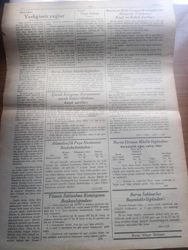 Bursa Gazetesi - Turkish Newspaper - 31 Ağustos 1939 - 30 Ağustos Zafer bayramımız dün Bursa'da Coşkun tezahüratla kutlandı fotoğraflar - sabahleyin tümen komutanlıklar dairesinde bir kabul resmi yapılmış ve vilayet belediye parti ve halk mümessillerinin  tebrikleri saat 9.00'dan 10.15'e kadar devam etmiştir - Cumhuriyet alanında ve Atatürk caddesi'nde kıtalar okullar teşekküller de yerlerini aldılar - Tuğgeneral Mümtaz Ulusoy beraberlerinde tümen kurmay Başkanı bay Nizamettin olduğu halde vilayete geldiler ve Vali Refik Koraltan'la halkı selamladılar - Bursa şehri adına bay Saim Altıok söylevine başladı - Ankara'da Zafer Bayramı ve Tebrikler - Ankara'da köylere varıncaya kadar bütün kasabalar şehirler bayraklarla donatıldı - Genelkurmay Başkanı Mareşal Fevzi Çakmak bugün öğle üzeri Reisicumhur İsmet inönü'yü ziyaretle ordunun tebrik ve tazimlerini arzetti - valimiz Refik Koraltan İznik'te - 30 Ağustos töreninde merinos fabrikasının sporcu işçileri büyük alkış aldı - 30 Ağustos 1922
