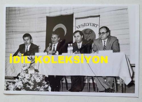 TÜRKİYE CUMHURİYETİ ESKİ SAĞLIK BAKANI YILDIRIM AKTUNA'NIN ORİJİNAL AJANS-BASIN FOTOĞRAFI - 18 x 12 cm EBADINDA - YILDIRIM AKTUNA, PROF. MUZAFFER SARIYER, PROF. ENGİN EKER ve DR. NECDET ÖZ'LE BİRLİKTE KATILDIĞI BİR TOPLANTIDA KONUŞMA YAPARKEN ÇEKİLMİŞ BİR KARE. OCAK 1991, YEŞİLYURT