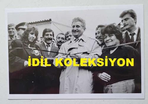 TÜRKİYE CUMHURİYETİ ESKİ SAĞLIK BAKANI YILDIRIM AKTUNA'NIN ORİJİNAL AJANS-BASIN FOTOĞRAFI - 18 x 12 cm EBADINDA - YILDIRIM AKTUNA, BİR AÇILIŞ TÖRENİNDE KURDELE KESERKEN ÇEKİLMİŞ BİR KARE. OCAK 1991 (KOCASİNAN DAİMİ HALK PAZARI'NIN AÇILIŞI)