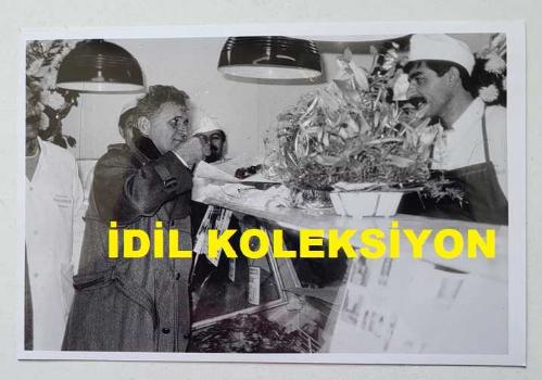 TÜRKİYE CUMHURİYETİ ESKİ SAĞLIK BAKANI YILDIRIM AKTUNA'NIN ORİJİNAL AJANS-BASIN FOTOĞRAFI - 18 x 12 cm EBADINDA - YILDIRIM AKTUNA, HALK PAZARI AÇILIŞINDA İKRAMLARDAN TADARKEN ÇEKİLMİŞ BİR KARE. OCAK 1992