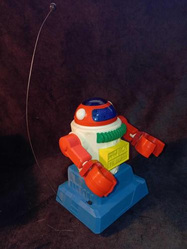 70-80 lerden robot oyuncak. Orjinal kutusunda Pilleri farklı bir tip. Deneme yapılamadı.  Çok iyi durumda. Detaylı resim ve video eklendi. 70-80 lerden robot oyuncak. Orjinal kutusunda Pilleri farklı bir tip. Deneme yapılamadı.   koleksiyon dekorluk