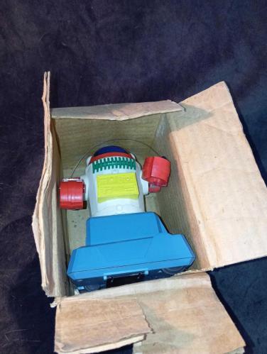 70-80 lerden robot oyuncak. Orjinal kutusunda Pilleri farklı bir tip. Deneme yapılamadı.  Çok iyi durumda. Detaylı resim ve video eklendi. 70-80 lerden robot oyuncak. Orjinal kutusunda Pilleri farklı bir tip. Deneme yapılamadı.   koleksiyon dekorluk