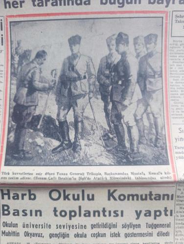 Dünya Gazetesi - Turkish Newspaper - 30 Ağustos 1956 - 30 Ağustos Zafer Bayramı milletimize kutlu olsun - Türk kuvvetlerine esir düşen Yunan generali Trikopis başkuman'dan Mustafa Kemal'e kılıcını teslim ediyor Fotoğrafı - İstanbul'da bu sabah Taksim meydanında büyük geçit resmi yapılacak - Atatürk 30 Ağustos zaferini anlatıyor - 30 Ağustos  Zafer Bayramı münasebetiyle Milli Savunma Bakanı vekili Şemi Ergin Türk Silahlı kuvvetleri'ne mesaj göndermiştir - 30 Ağustos Zafer Bayramı münasebetiyle Genelkurmay Başkanı Orgeneral İsmail Hakkı Tunaboylu silahlı kuvvetlerimize mesaj göndermiştir - Türk Hava kurumu Genel Başkanı Amasya milletvekili Mustafa Zeren 30 Ağustos Zafer Bayramı beyannamesi  - Zafer Bayramı münasebetiyle Milli Türk Talebe Birliği tarafından hazırlanan kutlama töreni Eminönü öğrenci lokalinde bugün saat 15'te yapılacaktır - 30 Ağustos muharebesi Türk tarihinin dönüm noktasıdır - Müzeyyen Senar'ın oğlu Tarzan olacak- gün gününe zafer'in hikayesi   - 30 Ağustos 1922