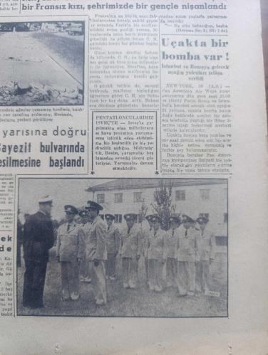 Dünya Gazetesi - Turkish Newspaper - 30 Ağustos 1956 - 30 Ağustos Zafer Bayramı milletimize kutlu olsun - Türk kuvvetlerine esir düşen Yunan generali Trikopis başkuman'dan Mustafa Kemal'e kılıcını teslim ediyor Fotoğrafı - İstanbul'da bu sabah Taksim meydanında büyük geçit resmi yapılacak - Atatürk 30 Ağustos zaferini anlatıyor - 30 Ağustos  Zafer Bayramı münasebetiyle Milli Savunma Bakanı vekili Şemi Ergin Türk Silahlı kuvvetleri'ne mesaj göndermiştir - 30 Ağustos Zafer Bayramı münasebetiyle Genelkurmay Başkanı Orgeneral İsmail Hakkı Tunaboylu silahlı kuvvetlerimize mesaj göndermiştir - Türk Hava kurumu Genel Başkanı Amasya milletvekili Mustafa Zeren 30 Ağustos Zafer Bayramı beyannamesi  - Zafer Bayramı münasebetiyle Milli Türk Talebe Birliği tarafından hazırlanan kutlama töreni Eminönü öğrenci lokalinde bugün saat 15'te yapılacaktır - 30 Ağustos muharebesi Türk tarihinin dönüm noktasıdır - Müzeyyen Senar'ın oğlu Tarzan olacak- gün gününe zafer'in hikayesi   - 30 Ağustos 1922