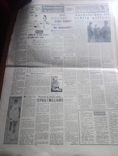 Dünya Gazetesi - Turkish Newspaper - 30 Ağustos 1956 - 30 Ağustos Zafer Bayramı milletimize kutlu olsun - Türk kuvvetlerine esir düşen Yunan generali Trikopis başkuman'dan Mustafa Kemal'e kılıcını teslim ediyor Fotoğrafı - İstanbul'da bu sabah Taksim meydanında büyük geçit resmi yapılacak - Atatürk 30 Ağustos zaferini anlatıyor - 30 Ağustos  Zafer Bayramı münasebetiyle Milli Savunma Bakanı vekili Şemi Ergin Türk Silahlı kuvvetleri'ne mesaj göndermiştir - 30 Ağustos Zafer Bayramı münasebetiyle Genelkurmay Başkanı Orgeneral İsmail Hakkı Tunaboylu silahlı kuvvetlerimize mesaj göndermiştir - Türk Hava kurumu Genel Başkanı Amasya milletvekili Mustafa Zeren 30 Ağustos Zafer Bayramı beyannamesi  - Zafer Bayramı münasebetiyle Milli Türk Talebe Birliği tarafından hazırlanan kutlama töreni Eminönü öğrenci lokalinde bugün saat 15'te yapılacaktır - 30 Ağustos muharebesi Türk tarihinin dönüm noktasıdır - Müzeyyen Senar'ın oğlu Tarzan olacak- gün gününe zafer'in hikayesi   - 30 Ağustos 1922