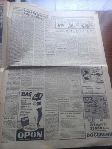 Dünya Gazetesi - Turkish Newspaper - 30 Ağustos 1956 - 30 Ağustos Zafer Bayramı milletimize kutlu olsun - Türk kuvvetlerine esir düşen Yunan generali Trikopis başkuman'dan Mustafa Kemal'e kılıcını teslim ediyor Fotoğrafı - İstanbul'da bu sabah Taksim meydanında büyük geçit resmi yapılacak - Atatürk 30 Ağustos zaferini anlatıyor - 30 Ağustos  Zafer Bayramı münasebetiyle Milli Savunma Bakanı vekili Şemi Ergin Türk Silahlı kuvvetleri'ne mesaj göndermiştir - 30 Ağustos Zafer Bayramı münasebetiyle Genelkurmay Başkanı Orgeneral İsmail Hakkı Tunaboylu silahlı kuvvetlerimize mesaj göndermiştir - Türk Hava kurumu Genel Başkanı Amasya milletvekili Mustafa Zeren 30 Ağustos Zafer Bayramı beyannamesi  - Zafer Bayramı münasebetiyle Milli Türk Talebe Birliği tarafından hazırlanan kutlama töreni Eminönü öğrenci lokalinde bugün saat 15'te yapılacaktır - 30 Ağustos muharebesi Türk tarihinin dönüm noktasıdır - Müzeyyen Senar'ın oğlu Tarzan olacak- gün gününe zafer'in hikayesi   - 30 Ağustos 1922