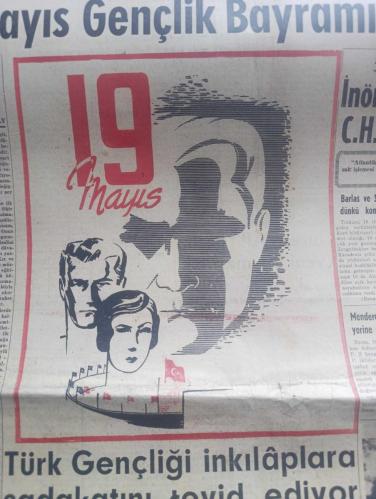 Dünya Gazetesi - Turkish Newspaper - 19 Mayıs 1952 - hiç değişmeyeni değiştirmek yazan Falih Rıfkı Atay Başmakale - 19 Mayıs Gençlik Bayramı kutlu olsun - 19 Mayıs resmi Atatürk portreli - Türk gençliği inkılaplara sadakatini teyit ediyor - Bugün 19 Mayıs Atatürk'ün Samsun'a ayak bastığı günün 33 üncü yıl dönümü - unutuyorsunuz ki Mustafa Kemaller 20 yaşındadır - 19 Mayıs Gençlik ve Spor Bayramı münasebetiyle Milli Türk Talebe Birliği ve Türkiye Milli Talebe Federasyonu İstanbul icra komitesi başkanlığı birer beyanname neşretmişlerdir - İsmet İnönü iç ve dış politikada CHP'nin görüşünü belirtti - Başbakan Adnan Menderes vaatler yerine getirildi - Ankara milletvekili Ömer Bilen ölülere çelenk gönderme küfürdür - Çankaya Atatürk devri hatıraları kuruluş devri yazan Falih Rıfkı Atay - 19 Mayıs davetiyelerinin dağıtılış şekli protesto edildi - haftalık radyo programları - Mehduh Şevket Esendal'ın cenazesi dün hazin bir törenle toprağa verildi - Kırkpınar güreşleri - 19 Mayıs 1919