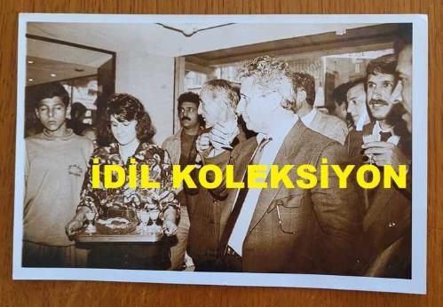 TÜRKİYE CUMHURİYETİ ESKİ SAĞLIK BAKANI YILDIRIM AKTUNA'NIN ORİJİNAL AJANS-BASIN FOTOĞRAFI - 18 x 12 cm EBADINDA - YILDIRIM AKTUNA, BİBEROĞLU İŞ MERKEZİ'NİN AÇILIŞ TÖRENİNDEYKEN ÇEKİLMİŞ BİR KARE, KASIM 1989