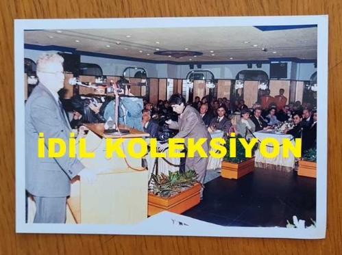 TÜRKİYE CUMHURİYETİ ESKİ SAĞLIK BAKANI YILDIRIM AKTUNA'NIN ORİJİNAL FOTOĞRAFI - 12,5 x 9 cm EBADINDA - YILDIRIM AKTUNA, KÜRSÜYE ÇIKIP KONUŞMA YAPARKEN ÇEKİLMİŞ BİR KARE
