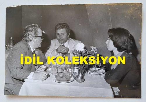 TÜRKİYE CUMHURİYETİ ESKİ SAĞLIK BAKANI YILDIRIM AKTUNA'NIN ORİJİNAL FOTOĞRAFI - 18 x 12 cm EBADINDA - YILDIRIM AKTUNA, MESLEKTAŞLARI DOKTOR GÜNER ESEROVA ve DOKTOR DİLEK ESEROVA İLE YEMEK MASASINDA SOHBET EDERKEN ÇEKİLMİŞ BİR KARE... ÖZEL ARŞİV!