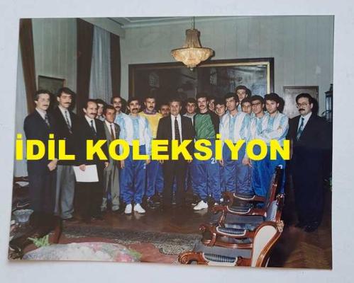 TÜRKİYE CUMHURİYETİ ESKİ SAĞLIK BAKANI YILDIRIM AKTUNA'NIN ORİJİNAL FOTOĞRAFI - 15 x 11,5 cm EBADINDA - YILDIRIM AKTUNA, KENDİSİNİ MAKAMINDA ZİYARETE GELEN SPOR EKİBİYLE TOPLUCA HATIRA POZU VERİRKEN ÇEKİLMİŞ BİR KARE