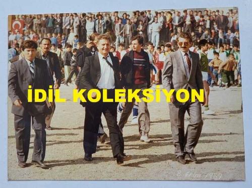 TÜRKİYE CUMHURİYETİ ESKİ SAĞLIK BAKANI YILDIRIM AKTUNA'NIN ORİJİNAL FOTOĞRAFI - 17,5 x 12,5 cm EBADINDA - YILDIRIM AKTUNA, KULÜP BAŞKANI TURGUT YILMAZER İLE AÇILIŞ TÖRENİNDE AYNI KAREDE. KASIM 1989