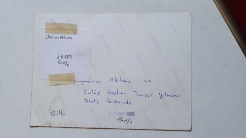 TÜRKİYE CUMHURİYETİ ESKİ SAĞLIK BAKANI YILDIRIM AKTUNA'NIN ORİJİNAL FOTOĞRAFI - 17,5 x 12,5 cm EBADINDA - YILDIRIM AKTUNA, KULÜP BAŞKANI TURGUT YILMAZER İLE AÇILIŞ TÖRENİNDE AYNI KAREDE. KASIM 1989