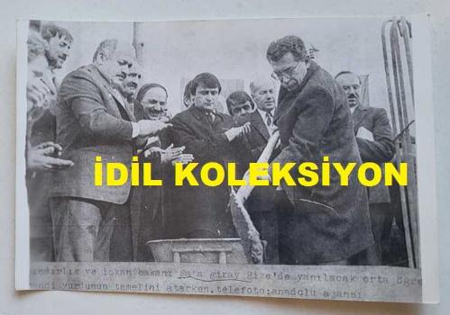 TÜRKİYE CUMHURİYETİ ESKİ BAYINDIRLIK ve İSKAN BAKANI SAFA GİRAY'IN AJANS-BASIN FOTOĞRAFI - 18 x 12 cm EBADINDA - SAFA GİRAY, RİZE'DE YAPILACAK OLAN ORTA ÖĞRETİM YURDUNUN TEMEL ATMA TÖRENİNDE İLK BETONU DÖKERKEN ÇEKİLMİŞ BİR KARE