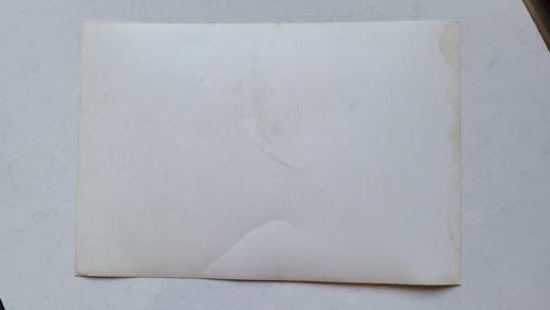 TÜRKİYE CUMHURİYETİ ESKİ BAYINDIRLIK ve İSKAN BAKANI SAFA GİRAY'IN AJANS-BASIN FOTOĞRAFI - 18 x 12 cm EBADINDA - SAFA GİRAY, RİZE'DE YAPILACAK OLAN ORTA ÖĞRETİM YURDUNUN TEMEL ATMA TÖRENİNDE İLK BETONU DÖKERKEN ÇEKİLMİŞ BİR KARE