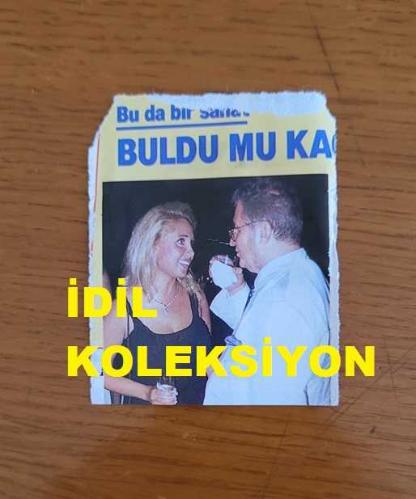 TÜRKİYE CUMHURİYETİ ESKİ SAĞLIK BAKANI YILDIRIM AKTUNA'NIN DERGİDEN KESİLME MİNİ BOY FOTOĞRAFI - 5 x 5 cm EBADINDA - YILDIRIM AKTUNA, HÜLYA UĞUR'LA AYNI KAREDE. 28 NİSAN 1997