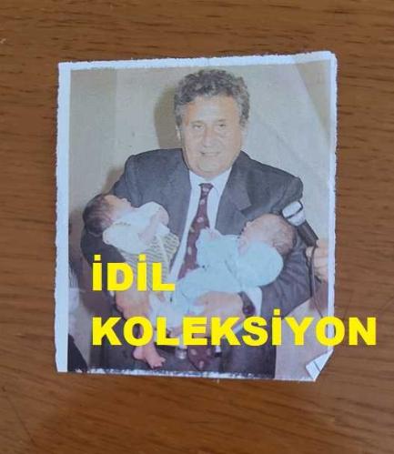 TÜRKİYE CUMHURİYETİ ESKİ SAĞLIK BAKANI YILDIRIM AKTUNA'NIN DERGİDEN KESİLME FOTOĞRAFI - 8 x 7 cm EBADINDA - YILDIRIM AKTUNA, KUCAĞINDA İKİZ BEBEK TUTARKEN ÇEKİLMİŞ BİR KARE