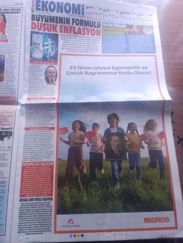 Posta Gazetesi - Turkish Newspaper - 23 Nisan 2026 - 23 Nisan hepimizin Bayramı - 23 Nisan 1920'de kurulan Büyük Millet Meclisi egemenliğin kayıtsız şartsız millete ait olduğunun tesciliydi - 23 Nisan 1921'de itibaren milli bayram ilan edildi - ulu önder Mustafa Kemal Atatürk 1922'de Konya'daki Şems ilkokulunu ziyaretinde Nuriye ( İdil) adlı çocuğa okulunu seviyor musun diye sordu çok seviyorum yanıtını alınca O zaman dünyanın her yerindeki çocukları çağıralım hep birlikte oynayın dedi - Mustafa Kemal Atatürk ile Nuriye İdil Fotoğrafı Yapay Zeka ile renklendirilmiştir - usta oyuncu Ferdi Atuner vefat etti - Vakıfbank finans grubu 23 Nisan ulusal egemenlik ve çocuk bayramı kutlu olsun - Milli Piyango 23 Nisan ulusal egemenlik ve çocuk bayramı kutlu olsun - Migros 23 Nisan ulusal egemenlik ve çocuk bayramınız kutlu olsun - TBMM başkanı Numan Kurtulmuş çocuklarla fotoğraf çektirdi - 23 nisan'a özel yayınlar CNN Türk'te - 13. Kez Avrupa şampiyonu  Rıza Kayaalp Fotoğrafı  - 23 Nisan 1920