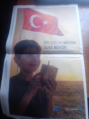 Posta Gazetesi - Turkish Newspaper - 23 Nisan 2026 - 23 Nisan hepimizin Bayramı - 23 Nisan 1920'de kurulan Büyük Millet Meclisi egemenliğin kayıtsız şartsız millete ait olduğunun tesciliydi - 23 Nisan 1921'de itibaren milli bayram ilan edildi - ulu önder Mustafa Kemal Atatürk 1922'de Konya'daki Şems ilkokulunu ziyaretinde Nuriye ( İdil) adlı çocuğa okulunu seviyor musun diye sordu çok seviyorum yanıtını alınca O zaman dünyanın her yerindeki çocukları çağıralım hep birlikte oynayın dedi - Mustafa Kemal Atatürk ile Nuriye İdil Fotoğrafı Yapay Zeka ile renklendirilmiştir - usta oyuncu Ferdi Atuner vefat etti - Vakıfbank finans grubu 23 Nisan ulusal egemenlik ve çocuk bayramı kutlu olsun - Milli Piyango 23 Nisan ulusal egemenlik ve çocuk bayramı kutlu olsun - Migros 23 Nisan ulusal egemenlik ve çocuk bayramınız kutlu olsun - TBMM başkanı Numan Kurtulmuş çocuklarla fotoğraf çektirdi - 23 nisan'a özel yayınlar CNN Türk'te - 13. Kez Avrupa şampiyonu  Rıza Kayaalp Fotoğrafı  - 23 Nisan 1920
