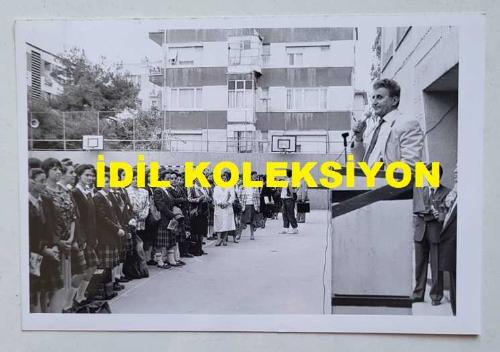 TÜRKİYE CUMHURİYETİ ESKİ SAĞLIK BAKANI YILDIRIM AKTUNA'NIN ORİJİNAL 3'LÜ AJANS-BASIN FOTOĞRAFI SETİ - 18 x 12 cm EBADINDA - YILDIRIM AKTUNA, ZİYARET ETTİĞİ BİR OKULUN BAHÇESİNDE KÜRSÜYE ÇIKIP ÖĞRENCİLERE ve ÖĞRETMENLERE KONUŞMA YAPARKEN ÇEKİLMİŞ 3 FARKLI KARE