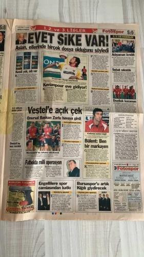 FOTOSPOR SPOR GAZETESİ - TURKISH NEWSPAPER - DOĞUM GÜNÜ HEDİYESİ  - EKSİKSİZ TAM TAKIM GAZETE -23 EYLÜL 2006 CUMARTESİ  RİDVAN DİLMEN – AZİZ YILDIRIM – ZICO – ALEX DE SOUZA – LUGANO – ÖNDER TURACI – DELGADO – RİCARDİNHO – EMRE BELÖZOĞLU – ERİK GERETS – ARDA TURAN – FERHAT – SABRİ – ADNAN POLAT – HAKAN ŞÜKÜR – MONDRAGON – CARRUSCA – GÖKHAN ZAN – YATTARA – HÜSEYİN – SZYMOWIAK – STEPANOV – MUSAMPA – ERSEN MARTİN – GÖKDENİZ KARADENİZ – MARCELINHO – ZİYA DOĞAN – FATİH AKYEL – SELÇUK DERELİ  FENERBAHÇE: KONYA’DA 1-0 MAĞLUP OLDU – RÜŞTÜ REÇBER’İN ÇABASI YETMEDİ – LUGANO KIRMIZI KART CEZALISI – ÖNDER TURACI İLK 11’DE – ZICO’NUN KADERİ TARTIŞILIYOR – ALEX’İN GELECEĞİ BELİRSİZ – FENERBAHÇE AVRUPA’DA RANDERS MAÇINA HAZIRLANIYOR  BEŞİKTAŞ: ANKARAGÜCÜ MAÇI ÖNCESİ DELGADO VE RİCARDİNHO BİRLİKTE OYNAYACAK – DELGADO GİZLİ FORVET OLACAK – BEŞİKTAŞ AVRUPA’DA CSKA SOFYA MAÇINA HAZIRLANIYOR  GALATASARAY: TRABZONSPOR DEPLASMANINDA ZORLU MAÇ – ERİK GERETS TEK FORVET Mİ ÇİFT FORVET Mİ KARAR VEREMEDİ – NECATİ
