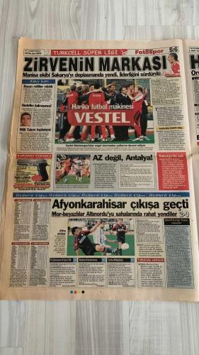FOTOSPOR SPOR GAZETESİ - TURKISH NEWSPAPER - DOĞUM GÜNÜ HEDİYESİ  - EKSİKSİZ TAM TAKIM GAZETE -2 EKİM 2006 PAZARTESİ  AZİZ YILDIRIM – ZICO – ALEX DE SOUZA – MATEJA KEZMAN – RÜŞTÜ REÇBER – SERKAN BALCI – ÖNDER TURACI – EDU – DEIVID DE SOUZA – TUNCAY ŞANLI – APPİAH – TÜMER METİN – HAKAN ŞÜKÜR – ARDA TURAN – SABRİ SARIOĞLU – AYHAN AKMAN – JUNICHI INAMOTO – ÜMİT KARAN – RİGOBERT SONG – STJEPAN TOMAS – FERHAT ÖZTORUN – MONDRAGON – CARRUSCA – GÖKHAN ZAN – ERSEN MARTİN – GÖKDENİZ KARADENİZ – MARCELINHO – FATİH AKYEL – ZİYA DOĞAN – RİCARDİNHO – DELGADO – NOBRE – BOBO – KLEBERSON – VEDRAN RUNJE – JEAN TIGANA – LAZAROV – SERKAN YOZGATLI – MURAT AKSU – OSMAN GÜNEŞ – ERGUN GÜRSOY – FAHRİ – İBRAHİM ÜZÜLMEZ – SİNAN ENGİN – SAMET AYBABA – SİNAN VARDAR  FENERBAHÇE: BURSA MAÇINDA 37 YIL SONRA YENİLGİ – SİNAN KALOĞLU’NUN GOLÜYLE 0-1 – TARAFTARLAR ZICO’NUN FUTBOLUNA TEPKİ GÖSTERDİ – SERKAN VE YOZGATLI İLE İPLER KOPTU, GALATASARAY İLE ANLAŞTILAR – AZİZ YILDIRIM SOYUNMA ODASINA GİRDİ – FENERBAHÇE’DE ACİL O
