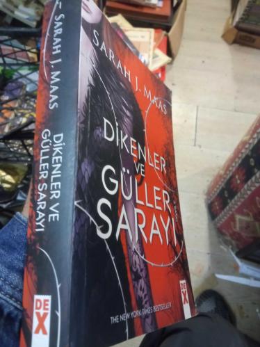 Dikenler ve güller sarayı