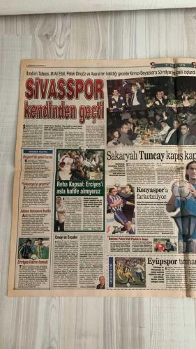 FOTOMAÇ SPOR GAZETESİ - TURKISH NEWSPAPER - DOĞUM GÜNÜ HEDİYESİ  - EKSİKSİZ TAM TAKIM GAZETE -20 NİSAN 2002 CUMARTESİ  RÜŞTÜ REÇBER - ALPAY ÖZALAN - MONDRAGON - ASPER - SERDAR BİLGİLİ - MUHİTTİN BOŞAT - EVREN DÖLEK - ABDURRAHİM ALBAYRAK - AYŞE HATUN ONAL - ÜMİT DAVALA - LUCECU - ÜMİT KARAN - HASAN ŞAŞ - AYHAN AKMAN - BÜLENT KORKMAZ - CAPONE - ZAFER - TOTTI - LIMA - BATİSTUTA - CHRISTOPH DAUM  RÜŞTÜ: “REAL MADRİD YA DA BARCELONA GELİRSE GİDERİM” - ASTON VILLA VE DEPORTIVO’DAN TEKLİF - FENERBAHÇE’NİN ALTERNATİFİ MONDRAGON VE ASPER - PARMA DA DEVREDE - BEŞİKTAŞ-FENER MAÇI HAKEMLERİNDEN BİLGİLİ’YE 50 MİLYARLIK DAVA - G.SARAY’A 3 SÜPER STAR: EFFENBERG, JANCKER, SONG - HAKEM HATALARI LİGİ BELİRLEDİ - HASAN VE SUAT SEVİNCİ - UEFA’DAN ROMA’YA İNDİRİMLİ CEZA - CAPONE ÜZGÜNLÜ - ANKARAGÜCÜ KALECİSİ ZAFER: “ASLAN’A GEÇİT YOK”  FENERBAHÇE - GALATASARAY - BEŞİKTAŞ - ASTON VILLA - DEPORTIVO LA CORUÑA - REAL MADRID - BARCELONA - PARMA - BAYERN MÜNİH - KÖLN - ROMA - ANKARAGÜCÜ
