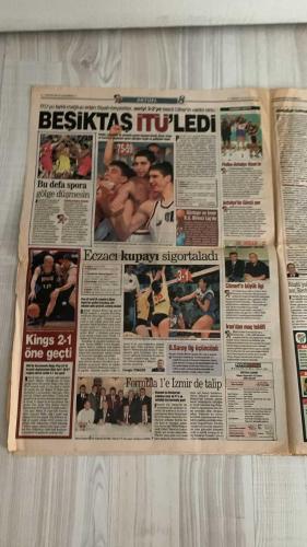 FOTOMAÇ SPOR GAZETESİ - TURKISH NEWSPAPER - DOĞUM GÜNÜ HEDİYESİ  - EKSİKSİZ TAM TAKIM GAZETE -28 NİSAN 2002 PAZAR  ARİEL ORTEGA - AZİZ YILDIRIM - RÜŞTÜ REÇBER - AYKUT KOCAMAN - RİDVAN DİLMEN - WERNER LORANT - SERDAR BİLGİLİ - HÜSNÜ GÜRELİ - YILDIRIM DEMİRÖREN - ÜMİT DAVALA - VOLKAN DEMİREL - İSMAİL GÜLDÜREN - CEM KARACA - MONDRAGON - HASAN ŞAŞ - SUAT - AYHAN AKMAN - CAPONE  BEKLE BENİ FENER: ORTEGA’DAN MESAJ - ARJANTİN’İN YENİ MARADONASI FENERBAHÇE’YE SICAK BAKIYOR - FENERBAHÇE’DEN TRANSFER ATAĞI: VOLKAN, İSMAİL GÜLDÜREN, CEM KARACA - ÜMİT DAVALA FENER’E YAKIN - GALATASARAY’IN YILDIZ GÜNÜ: KOCAELİ MAÇIYLA 15. ŞAMPİYONLUK VE 3. YILDIZ - BEŞİKTAŞ BASKETBOLDA ITÜ’YÜ EZDİ, ULKER’İN RAKİBİ OLDU - BEŞİKTAŞ SON İNÖNÜ MAÇINDA GÖZTEPE’YE YENİLDİ - SAMSUN LİGDE KALDI, ANTALYA DÜŞÜYOR - DİYARBAKIR VE MALATYA BERABERLİKLE HEDEFE ULAŞTI - TRABZONSPOR’UN UMUTLARI MUCİZELERE KALDI - FENERBAHÇE’NİN GOL KRALLIĞI HASRETİ: SON KRAL AYKUT KOCAMAN - RÜŞTÜ: “DÜNYANIN 1 NUMARASI”  FENERBAHÇE - GALATASARAY -