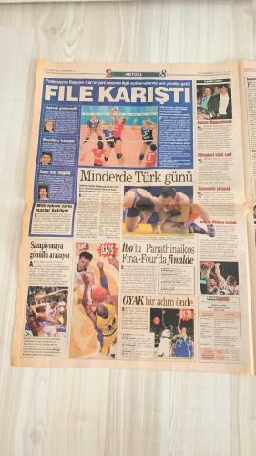 FOTOMAÇ SPOR GAZETESİ - TURKISH NEWSPAPER - DOĞUM GÜNÜ HEDİYESİ  - EKSİKSİZ TAM TAKIM GAZETE -4 MAYIS 2002 CUMARTESİ  AZİZ YILDIRIM - ARİEL ORTEGA - LUCESCU - SERGEN YALÇIN - PARREIRA - SERHAT AKIN - JOHNSON - ALİ GÜNEŞ - CEM KARACA - VOLKAN DEMİREL - İSMAİL GÜLDÜREN - ERGÜN PENBE - ALMEYDA - SAVO MILOSEVIC - YAŞAR YALÇIN - RIDVAN DİLMEN - HÜSNÜ GÜRELİ - YILDIRIM DEMİRÖREN - ATHENA - HANDE YENER - İBRAHİM YATHEES  ANONSLU TRANSFER: ORTEGA FENERBAHÇE’YE GELİYOR - LUCESCU AĞLADI: “ADALET ANLAYIŞI BU MU?” - LUCESCU’NUN İNTİKAMI: SERGEN’İ BEŞİKTAŞ’A GÖTÜRÜYOR - FENERBAHÇE’YE SÜRPRİZ ADAY: SAVO MILOSEVIC - ALMEYDA İÇİN PAZARLIK - FENERBAHÇE’DEN ERGÜN HAMLESİ: “DİREKTEN DÖNDÜ” - SAMANDIRA’DA 4 SAATTE 4 İMZA - FENERBAHÇE’NİN 95. YIL KUTLAMASI: DİYARBAKIR MAÇI ŞÖLEN HAVASINDA - ATATÜRK’ÜN ZİYARETİNİN 84. YILDÖNÜMÜNDE “SARI ZEYBEK DEFİLESİ” - SERHAT’TAN BAYERN MÜNİH RESTİ - RIDVAN DİLMEN: “AL NOUMA’YI BİTİR İŞİ” - G.SARAY 15. ŞAMPİYONLUĞUNU ALİ SAMİ YEN’DE KUTLAYACAK-FENERBAHÇE - GALATASARAY
