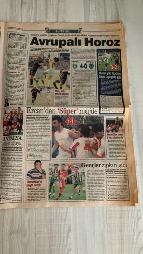 FOTOMAÇ SPOR GAZETESİ - TURKISH NEWSPAPER - DOĞUM GÜNÜ HEDİYESİ  - EKSİKSİZ TAM TAKIM GAZETE -5 MAYIS 2002 PAZAR  ARİF ERDEM - İLHAN MANSIZ - LUCESCU - SERGEN YALÇIN - AZİZ YILDIRIM - ARİEL ORTEGA - PARREIRA - RIDVAN DİLMEN - KENNET ANDERSSON - SERHAT AKIN - JOHNSON - ALİ GÜNEŞ - ABDULLAH ERCAN - METE RAZLIKLI - YAŞAR YALÇIN  GALATASARAY 15. ŞAMPİYONLUĞUNU İLAN ETTİ: YOZGATSPOR’U 5-0 YENEREK 3. YILDIZI TAKTI - ARİF ERDEM GOL KRALI OLDU, İLHAN’LA PAYLAŞTI - FLORYA VE ALİ SAMİ YEN’DE MUHTEŞEM KUTLAMALAR - FENERBAHÇE DİYARBAKIR’I 3-1 YENDİ: BERKAT (2) VE OKTAY’DAN GOLLER - ANDERSSON SON MAÇINDA GÖZYAŞLARIYLA VEDA ETTİ - SERHAT’TAN BAYERN MÜNİH’E REST - RÜŞTÜ MANCHESTER UNITED’A “EVET” DEDİ - FENERBAHÇE İÇ TRANSFERDE ALİ GÜNEŞ VE JOHNSON İLE İMZA ŞOV - ERGÜN PENBE TRANSFERİNDE FİYAT PAHALI BULUNDU, BEKLEMEDE - LUCESCU’NUN İNTİKAMI: SERGEN’İ BEŞİKTAŞ’A GÖTÜRME PLANI - RIDVAN DİLMEN: “AL NOUMA’YI BİTİR İŞİ” - FENERBAHÇE’NİN 95. YIL KUTLAMASI ŞÖLEN HAVASINDA GEÇTİ  GALATASARAY - FENERBAHÇE -
