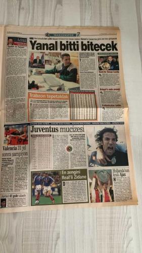 FOTOMAÇ SPOR GAZETESİ - TURKISH NEWSPAPER - DOĞUM GÜNÜ HEDİYESİ  - EKSİKSİZ TAM TAKIM GAZETE -6 MAYIS 2002 PAZARTESİ  RÜŞTÜ REÇBER - WERNER LORANT - LUCESCU - SERGEN YALÇIN - RADU NICULESCU - PEREZ - FLEURQUIN - CAPONE - FATİH TERİM - ORHAN CANAYDIN - ERGÜN PENBE - HASAN ŞAŞ - PASCAL NOUMA - SİNAN ENGİN - AZİZ YILDIRIM - JOHNSON - ALİ GÜNEŞ - ABDULLAH ERCAN - KENNET ANDERSSON - YAŞAR YALÇIN - ŞEVKİ ŞENLEN  RÜŞTÜ GİDİYOR: MANCHESTER UNITED İLE 3 YILLIK SÖZLEŞME - BEŞİKTAŞ’TAN LUCESCU HAMLESİ: SERGEN VE 5 FUTBOLCUYLA BİRLİKTE - GALATASARAY’DA TERİM DÖNEMİ RESMEN BAŞLIYOR - ERGÜN PENBE AYRILIK SİNYALİ VERDİ - PASCAL NOUMA İÇİN ISRAR SÜRÜYOR - SİNAN ENGİN BREZİLYA’DAN DÖNDÜ, TRANSFER GÜNDEMİ SICAK - FENERBAHÇE’DE İÇ TRANSFER: ALİ GÜNEŞ VE JOHNSON İLE İMZA - ANDERSSON GÖZYAŞLARIYLA VEDA ETTİ - LORANT: “BAYERN’İ İSTİYORUM” - FENERBAHÇE’NİN 95. YIL KUTLAMASI ŞÖLEN HAVASINDA - AZİZ YILDIRIM: “WASHINGTON VE ORTEGA’YI ALACAĞIM”  FENERBAHÇE - GALATASARAY - BEŞİKTAŞ - MANCHESTER UNITED - BAYERN MÜ