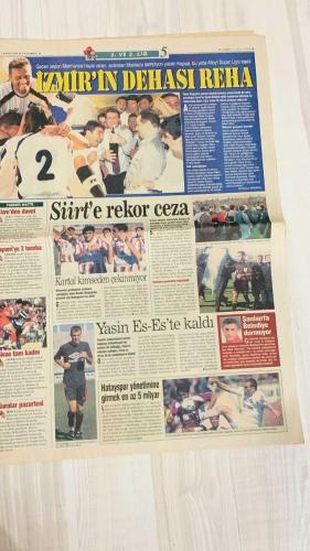 FOTOMAÇ SPOR GAZETESİ - TURKISH NEWSPAPER - DOĞUM GÜNÜ HEDİYESİ  - EKSİKSİZ TAM TAKIM GAZETE -17 MAYIS 2002 CUMA  AHMET DURSUN - SERGEN YALÇIN - YILDIRIM DEMİRÖREN - AZİZ YILDIRIM - WASHINGTON - ARİEL ORTEGA - ALMEYDA - SERHAT AKIN - MAHMUT USLU - MURAT ÖZAYDINLI - GALİP ÖZTÜRK - KENAN ONUK - YILDIRAY BAŞTÜRK - SERPİL HAMDİ TÜZÜN  AHMET DURSUN: “10 NUMARALI FORMA ALINIRSA GİDERİM” - SERGEN BEŞİKTAŞ’A DÖNDÜ: FORMA KAVGASI BAŞLADI - MONDRAGON KARTAL’DA: METZ İLE ANLAŞMA SAĞLANDI - ORTEGA RIVER PLATE’E VEDA ETTİ: “FENERBAHÇE’YE GİDİYORUM” - WASHINGTON RESMEN İMZALADI, DÜNYA AJANSLARI DUYURDU - ORTEGA VE ALMEYDA FRANKFURT’TA FENERLİ TARAFTARLARLA BULUŞTU - SERHAT AKIN İÇİN SON TEKLİF - GALATASARAY’DA TRANSFER GÜNDEMİ: BOGHOSSIAN VE NANNI - REAL MADRİD YİNE ŞAMPİYON: LEVERKUSEN’İ 2-1 YENEREK 9. KEZ KUPAYI ALDI - YILDIRAY BAŞTÜRK DEPRESYONDA: LEVERKUSEN’İN KUPA KAYBI SONRASI TERAPİ - SERGEN’İN ÖYKÜSÜ: “DOLMUŞTAN PORSCHE’YE”  FENERBAHÇE - GALATASARAY - BEŞİKTAŞ - RIVER PLATE - PARMA - REAL MA