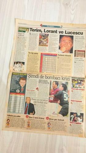 FOTOMAÇ SPOR GAZETESİ - TURKISH NEWSPAPER - DOĞUM GÜNÜ HEDİYESİ  - EKSİKSİZ TAM TAKIM GAZETE -17 MAYIS 2002 CUMA  AHMET DURSUN - SERGEN YALÇIN - YILDIRIM DEMİRÖREN - AZİZ YILDIRIM - WASHINGTON - ARİEL ORTEGA - ALMEYDA - SERHAT AKIN - MAHMUT USLU - MURAT ÖZAYDINLI - GALİP ÖZTÜRK - KENAN ONUK - YILDIRAY BAŞTÜRK - SERPİL HAMDİ TÜZÜN  AHMET DURSUN: “10 NUMARALI FORMA ALINIRSA GİDERİM” - SERGEN BEŞİKTAŞ’A DÖNDÜ: FORMA KAVGASI BAŞLADI - MONDRAGON KARTAL’DA: METZ İLE ANLAŞMA SAĞLANDI - ORTEGA RIVER PLATE’E VEDA ETTİ: “FENERBAHÇE’YE GİDİYORUM” - WASHINGTON RESMEN İMZALADI, DÜNYA AJANSLARI DUYURDU - ORTEGA VE ALMEYDA FRANKFURT’TA FENERLİ TARAFTARLARLA BULUŞTU - SERHAT AKIN İÇİN SON TEKLİF - GALATASARAY’DA TRANSFER GÜNDEMİ: BOGHOSSIAN VE NANNI - REAL MADRİD YİNE ŞAMPİYON: LEVERKUSEN’İ 2-1 YENEREK 9. KEZ KUPAYI ALDI - YILDIRAY BAŞTÜRK DEPRESYONDA: LEVERKUSEN’İN KUPA KAYBI SONRASI TERAPİ - SERGEN’İN ÖYKÜSÜ: “DOLMUŞTAN PORSCHE’YE”  FENERBAHÇE - GALATASARAY - BEŞİKTAŞ - RIVER PLATE - PARMA - REAL MA