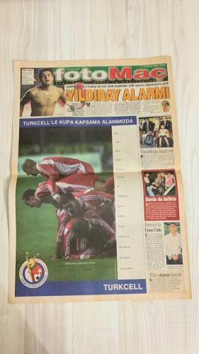 FOTOMAÇ SPOR GAZETESİ - TURKISH NEWSPAPER - DOĞUM GÜNÜ HEDİYESİ  - EKSİKSİZ TAM TAKIM GAZETE -17 MAYIS 2002 CUMA  AHMET DURSUN - SERGEN YALÇIN - YILDIRIM DEMİRÖREN - AZİZ YILDIRIM - WASHINGTON - ARİEL ORTEGA - ALMEYDA - SERHAT AKIN - MAHMUT USLU - MURAT ÖZAYDINLI - GALİP ÖZTÜRK - KENAN ONUK - YILDIRAY BAŞTÜRK - SERPİL HAMDİ TÜZÜN  AHMET DURSUN: “10 NUMARALI FORMA ALINIRSA GİDERİM” - SERGEN BEŞİKTAŞ’A DÖNDÜ: FORMA KAVGASI BAŞLADI - MONDRAGON KARTAL’DA: METZ İLE ANLAŞMA SAĞLANDI - ORTEGA RIVER PLATE’E VEDA ETTİ: “FENERBAHÇE’YE GİDİYORUM” - WASHINGTON RESMEN İMZALADI, DÜNYA AJANSLARI DUYURDU - ORTEGA VE ALMEYDA FRANKFURT’TA FENERLİ TARAFTARLARLA BULUŞTU - SERHAT AKIN İÇİN SON TEKLİF - GALATASARAY’DA TRANSFER GÜNDEMİ: BOGHOSSIAN VE NANNI - REAL MADRİD YİNE ŞAMPİYON: LEVERKUSEN’İ 2-1 YENEREK 9. KEZ KUPAYI ALDI - YILDIRAY BAŞTÜRK DEPRESYONDA: LEVERKUSEN’İN KUPA KAYBI SONRASI TERAPİ - SERGEN’İN ÖYKÜSÜ: “DOLMUŞTAN PORSCHE’YE”  FENERBAHÇE - GALATASARAY - BEŞİKTAŞ - RIVER PLATE - PARMA - REAL MA