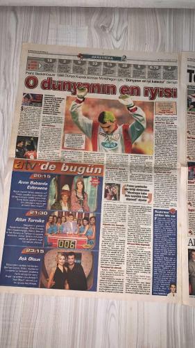 FOTOMAÇ SPOR GAZETESİ - TURKISH NEWSPAPER - DOĞUM GÜNÜ HEDİYESİ  - EKSİKSİZ TAM TAKIM GAZETE -19 MAYIS 2002 PAZAR  AZİZ YILDIRIM - SADETTİN SARAN - ADRIAN ILIE - ARİEL ORTEGA - ALMEYDA - WASHINGTON - SERGEN YALÇIN - AHMET DURSUN - YILDIRIM DEMİRÖREN - LUCESCU - MONDRAGON - FRANZ BECKENBAUER - EMRE BELÖZOĞLU - OKAN BURUK - HECTOR CUPER - İBRAHİM ALTINSAY - KIVANÇ OKTAY - ŞENOL GÜNEŞ - HÜSEYİN - MUZAFFER  BEŞİKTAŞ: 2 G.SARAY: 0 — SERGEN VE MONDRAGON TRANSFERLERİYLE EZELİ RAKİBE ÇİFTE DARBE - LUCESCU İLE YENİ DÖNEM: “BEN TÜRKİYE’NİN BİR NUMARASIYIM” - MONDRAGON İÇİN BECKENBAUER: “DÜNYANIN EN İYİ KALECİSİ” - GALATASARAY’DA TERİM’İN GÜNDEMİNDE EMRE VE OKAN - FENERBAHÇE’DE ADRIAN ILIE BOMBASI: “GELİRİM” DEDİ - SİMAO’YA YENİ FORMÜL: YA SATILACAK YA PAF TAKIMINA - RAPAIÇ: “BİR YERE GİTMEM” - ORTEGA: “İLK AVRUPA MACERAMIN HESABINI FENER FORMASIYLA SORACAĞIM” - ALMEYDA: “ARTIK İDDİALI BİR TAKIMDA OYNAMAK İSTİYORUM” - TRABZONSPOR HÜSEYİN VE MUZAFFER İLE İMZALADI - ŞENOL GÜNEŞ: “BAŞARI BİZE ÇOK YA