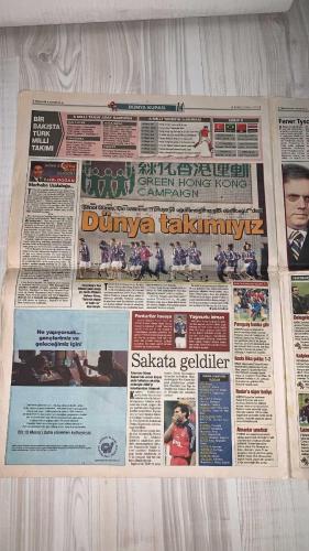 FOTOMAÇ SPOR GAZETESİ - TURKISH NEWSPAPER - DOĞUM GÜNÜ HEDİYESİ  - EKSİKSİZ TAM TAKIM GAZETE -19 MAYIS 2002 PAZAR  AZİZ YILDIRIM - SADETTİN SARAN - ADRIAN ILIE - ARİEL ORTEGA - ALMEYDA - WASHINGTON - SERGEN YALÇIN - AHMET DURSUN - YILDIRIM DEMİRÖREN - LUCESCU - MONDRAGON - FRANZ BECKENBAUER - EMRE BELÖZOĞLU - OKAN BURUK - HECTOR CUPER - İBRAHİM ALTINSAY - KIVANÇ OKTAY - ŞENOL GÜNEŞ - HÜSEYİN - MUZAFFER  BEŞİKTAŞ: 2 G.SARAY: 0 — SERGEN VE MONDRAGON TRANSFERLERİYLE EZELİ RAKİBE ÇİFTE DARBE - LUCESCU İLE YENİ DÖNEM: “BEN TÜRKİYE’NİN BİR NUMARASIYIM” - MONDRAGON İÇİN BECKENBAUER: “DÜNYANIN EN İYİ KALECİSİ” - GALATASARAY’DA TERİM’İN GÜNDEMİNDE EMRE VE OKAN - FENERBAHÇE’DE ADRIAN ILIE BOMBASI: “GELİRİM” DEDİ - SİMAO’YA YENİ FORMÜL: YA SATILACAK YA PAF TAKIMINA - RAPAIÇ: “BİR YERE GİTMEM” - ORTEGA: “İLK AVRUPA MACERAMIN HESABINI FENER FORMASIYLA SORACAĞIM” - ALMEYDA: “ARTIK İDDİALI BİR TAKIMDA OYNAMAK İSTİYORUM” - TRABZONSPOR HÜSEYİN VE MUZAFFER İLE İMZALADI - ŞENOL GÜNEŞ: “BAŞARI BİZE ÇOK YA