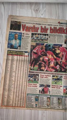 FOTOMAÇ SPOR GAZETESİ - TURKISH NEWSPAPER - DOĞUM GÜNÜ HEDİYESİ  - EKSİKSİZ TAM TAKIM GAZETE -20 MAYIS 2002 PAZARTESİ  AZİZ YILDIRIM - ORTEGA - ALMEYDA - WASHINGTON - NİHAT ÖZDEMİR - SADETTİN SARAN - FATİH TERİM - AMBROSINI - EMRE BELÖZOĞLU - OKAN BURUK - HAKAN ÜNSAL - HAKAN ŞÜKÜR - SERGEN YALÇIN - YILDIRIM DEMİRÖREN - HÜSNÜ GÜRELİ - ÖZHAN CANAYDIN - BÜLENT KORKMAZ - SUAT KAYA - ÜMİT KARAN - HASAN ŞAŞ - ARİF ERDEM  HAFTAYA BİTECEK: YILDIRIM ORTEGA VE ALMEYDA İÇİN KESİN KONUŞTU - “FENERBAHÇE DÜNYA KULÜBÜ OLACAK” - GALATASARAY’DA AMBROSINI ISRARI: TERİM KİRALAMA FORMÜLÜNÜ ZORLUYOR - INTER’DEN OKAN VE EMRE İÇİN TEMASLAR - HAKAN ÜNSAL VE HAKAN ŞÜKÜR GERİ DÖNMEYE SICAK BAKIYOR - BEŞİKTAŞ’TA SÜPER KARTAL OPERASYONU: MONDRAGON, NOUMA VE LOZANO GÜNDEMDE - SERGEN: “PEŞİMİ BIRAKIN, ARTIK BEŞİKTAŞ’TAYIM” - ALTAY SÜPER LİG’E DÖNDÜ - EL GRAFICO ANKETİ: TÜRKİYE SÜRPRİZ YAPACAK, BREZİLYA ÇÖKECEK - ŞENOL GÜNEŞ: “BAŞARI BİZE ÇOK YAKIN” - KOMBİNE BİLETLER HAZİRAN’DA SATIŞA ÇIKIYOR - ÖZHAN CANAYDIN: “HER