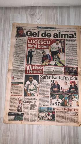 FOTOMAÇ SPOR GAZETESİ - TURKISH NEWSPAPER - DOĞUM GÜNÜ HEDİYESİ  - EKSİKSİZ TAM TAKIM GAZETE -22 MAYIS 2002 ÇARŞAMBA  AZİZ YILDIRIM - ORTEGA - ALMEYDA - WASHINGTON - BATISTUTA - SERGEN YALÇIN - AHMET DURSUN - YILDIRIM DEMİRÖREN - LUCESCU - MONDRAGON - PASCAL NOUMA - MURAT ERDOĞAN - SERDAR TOPRAKTEPE - SADİTTİN SARAN - NİHAT KAHVECİ - ALİ YILDIRIM - HÜSNÜ GÜRELİ - ŞENOL GÜNEŞ - HASAN ŞAŞ - HAKAN ŞÜKÜR - EMRE BELÖZOĞLU - OKAN BURUK - HAKAN ÜNSAL - ADRIANO GALLIANI  BATISTUTA İÇİN FENERBAHÇE BEKLEMEDE: ROMA 15 TRİLYON İSTEDİ, CHELSEA 6 MİLYON DOLAR TEKLİF ETTİ - FENERBAHÇE’DE RÜYA TAKIM: ORTEGA, ALMEYDA VE WASHINGTON İLE AVRUPA HEDEFİ - NİHAT TRANSFERİ İÇİN SADİTTİN SARAN İSPANYA’DA - BEŞİKTAŞ’TA SERGEN VE MONDRAGON TAMAM, NOUMA İÇİN MASAYA OTURULUYOR - GALATASARAY’DA AMBROSINI ISRARI: TERİM KİRALAMA FORMÜLÜNÜ ZORLUYOR - MILAN’DAN RUI COSTA VE SERGINHO İÇİN RET, KUTUZOV VE AMBROSINI İÇİN YEŞİL IŞIK - SERGEN VE AHMET DURSUN ARASINDA 10 NUMARA KAVGASI DEVAM EDİYOR - ŞENOL GÜNEŞ MİLLİ TAKIM