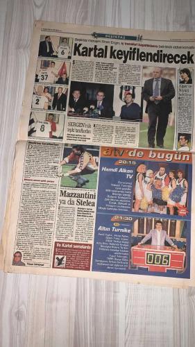 FOTOMAÇ SPOR GAZETESİ - TURKISH NEWSPAPER - DOĞUM GÜNÜ HEDİYESİ  - EKSİKSİZ TAM TAKIM GAZETE -25 MAYIS 2002 CUMARTESİ  AZİZ YILDIRIM - ALİ YILDIRIM - ORTEGA - ALMEYDA - WASHINGTON - SERGEN YALÇIN - AHMET DURSUN - YILDIRIM DEMİRÖREN - HÜSNÜ GÜRELİ - İBRAHİM ALTINSAY - ALİ DÜRÜST - OZHAN CANAYDIN - METE RAZLIKLI - MONDRAGON - ADRIANA (NİŞANLISI) - MEYRIEU - PASCAL NOUMA - TOLGA DOĞANTEZ - SERDAR TOPRAKTEPE - ZAFER - KAAN DOBRA - SAMET AYBABA - ŞENOL GÜNEŞ - HASAN ŞAŞ - HAKAN ŞÜKÜR - EMRE BELÖZOĞLU - OKAN BURUK - MASSIMO MORATTI  ORTEGA RESMEN FENERBAHÇE’DE: JAPONYA’DA DÜNYA MEDYASININ ÖNÜNDE İMZA ATACAK - ALMEYDA’NIN İMZASI HAFTAYA - GALATASARAY SON GÜLEN OLDU: MONDRAGON’U 3.25 MİLYON DOLARA RENKLERİNE BAĞLADI - BEŞİKTAŞ TRANSFERDE DARBE YEDİ: SERGEN VE NOUMA’YA RAĞMEN KALECİYİ KAPTIRDI - MONDRAGON’UN NİŞANLISI ADRIANA: “ŞAMPİYONLAR LİGİ VARKEN BEŞİKTAŞ’A GİTME” - GALATASARAY’IN YENİ HEDEFLERİ: DJALMINHA, JANCKER, KUTUZOV, NUNO GOMES, NANNI - INTER BAŞKANI MORATTI: “OKAN’IN BİZDE KALMASI