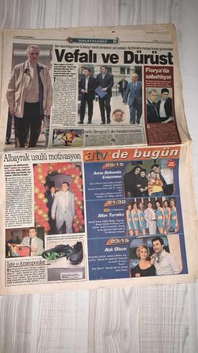 FOTOMAÇ SPOR GAZETESİ - TURKISH NEWSPAPER - DOĞUM GÜNÜ HEDİYESİ  - EKSİKSİZ TAM TAKIM GAZETE -26 MAYIS 2002 PAZAR  AZİZ YILDIRIM - ALİ YILDIRIM - ORTEGA - ALMEYDA - WASHINGTON - SERGEN YALÇIN - AHMET DURSUN - YILDIRIM DEMİRÖREN - HÜSNÜ GÜRELİ - İBRAHİM ALTINSAY - ALİ DÜRÜST - OZHAN CANAYDIN - MONDRAGON - ADRIANA (NİŞANLISI) - PASCAL NOUMA - EDILSON - DOBROWSKI - TOLGA DOĞANTEZ - SERDAR TOPRAKTEPE - ZAFER - KAAN DOBRA - SAMET AYBABA - ŞENOL GÜNEŞ - HASAN ŞAŞ - HAKAN ŞÜKÜR - EMRE BELÖZOĞLU - OKAN BURUK - HIDAYET TÜRKOĞLU - MASSIMO MORATTI - MEHMET KAZANCI  AZİZ YILDIRIM: “ŞİRKETLEŞMEYE ONAY VERİRSENİZ 11 ORTEGA ALIRIZ” - GALATASARAY VE BEŞİKTAŞ’IN MONDRAGON KAVGASI: İKİSİ DE KAYBETTİ - GALATASARAY 3.25 MİLYON DOLARA MONDRAGON’U ALDI, BEŞİKTAŞ PRESTİJ KAYBETTİ - MENAJER SİNAN ENGİN: “DANSÖZ MONDRAGON” - GALATASARAY’IN YENİ HEDEFLERİ: DJALMINHA, JANCKER, KUTUZOV, NUNO GOMES, NANNI - INTER BAŞKANI MORATTI: “OKAN’IN BİZDE KALMASINI UMUYORUM” - FENERBAHÇE’DE ORTEGA FORMASI 2 TRİLYONLUK GELİR